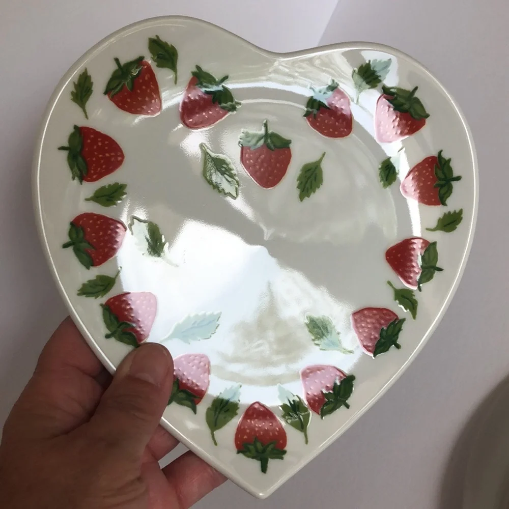 Williams Sonoma Heart Shaped Strawberry And Blackberry Dessert Plates